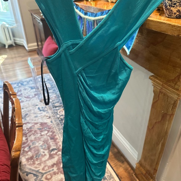 GORGEOUS turquoise Bebe flattering dress - Picture 5 of 5